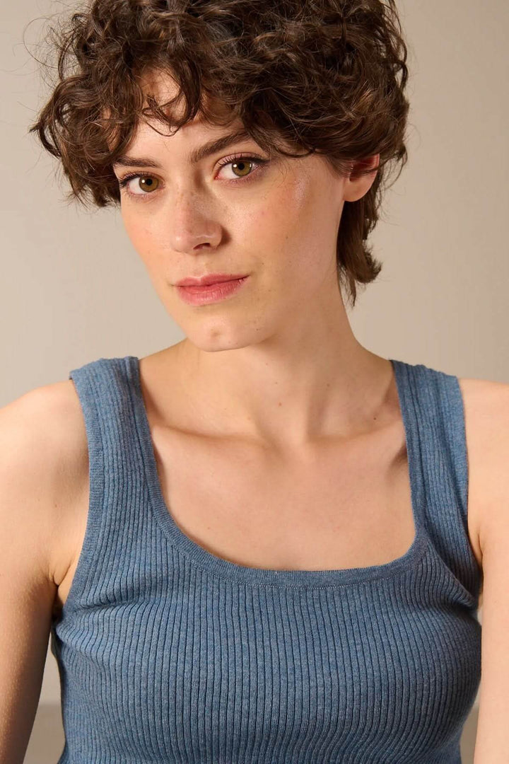 Fitted ribbed tank top with a round neckline