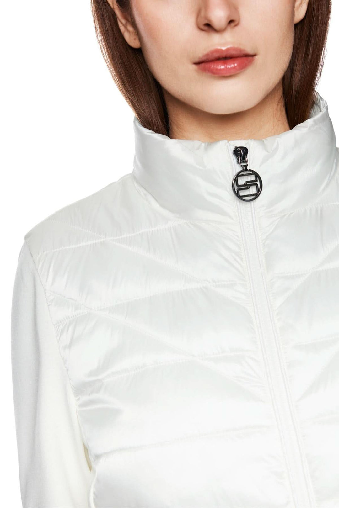 Veste légère matelassée blanche à col montant et zip, idéale pour l'automne avec style.