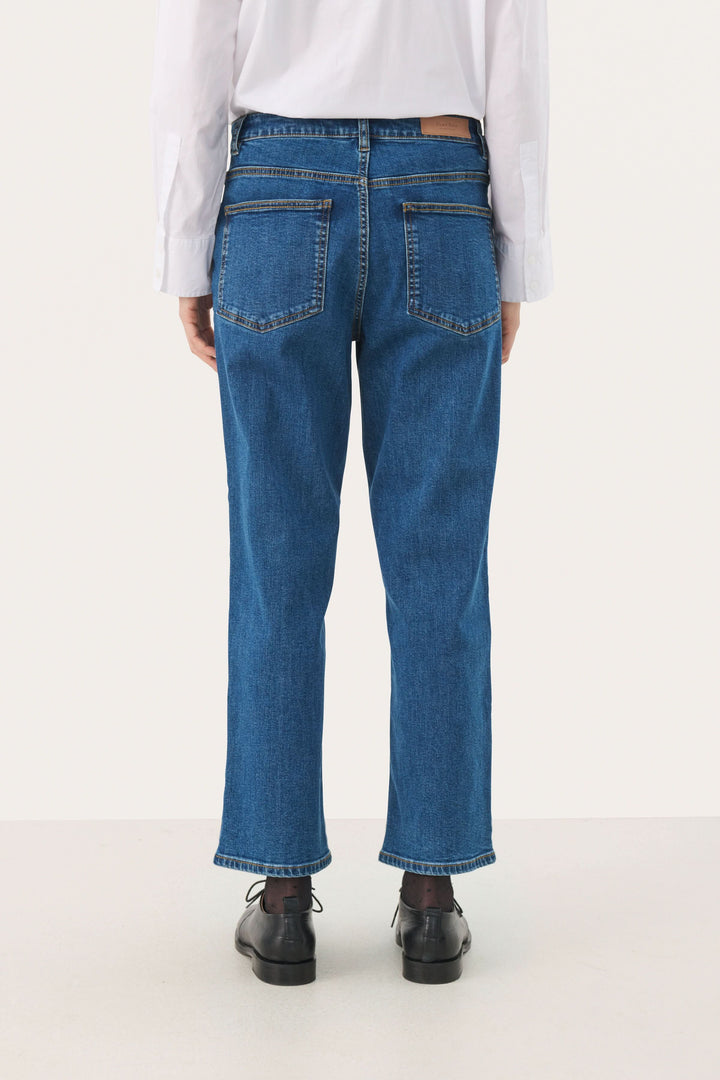 Jean Judyas à jambe droite écourtée, taille régulière et denim souple, vue arrière.