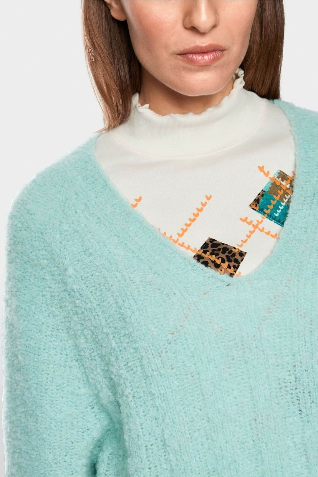 Chandail tricoté à col en V duveteux, coupe décontractée, pour un look cosy mi-saison.