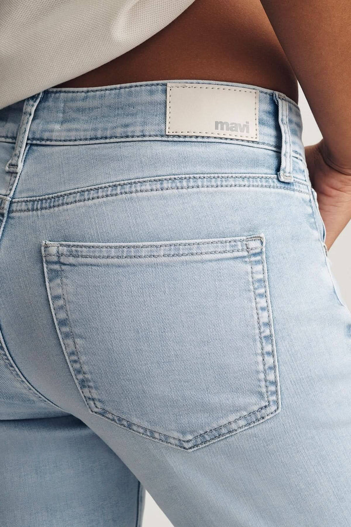 Vue arrière de Jeans Vicky coupe droite longueur cheville avec poche et étiquette en cuir.