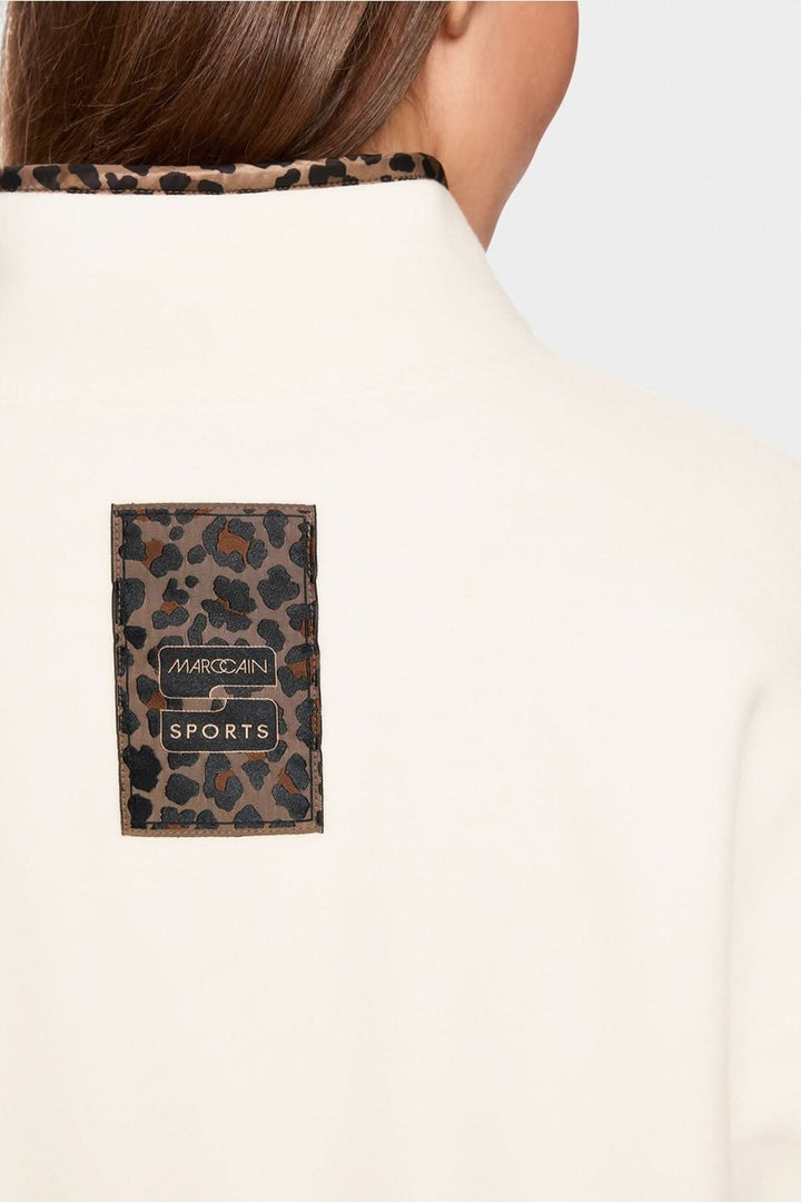 Arrière d'un chandail col montant avec étiquette léopard et détails contrastés pour un look tendance et original.