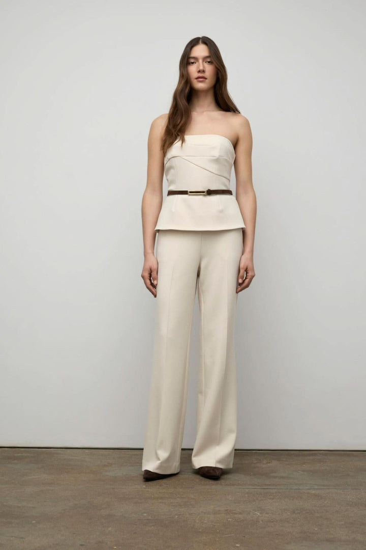 Bustier structuré avec bretelles amovibles, associé à un pantalon habillé pour un look élégant.