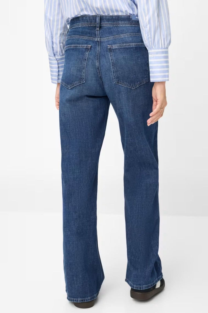 Jean Morgan jambe large en denim souple pour silhouette moderne et décontractée. Vue arrière montrant poches et coupe jambe large.