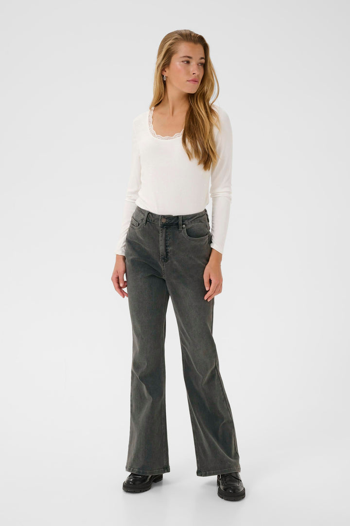 Jeans sinem évasée, taille haute avec finition délavée, idéale pour un look décontracté et tendance.