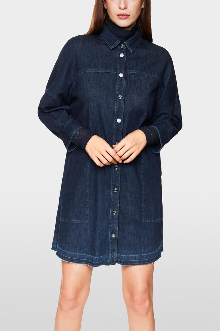Robe en jean trapèze à manches bouffantes, col chemise et patte boutonnée, en coton régénératif.