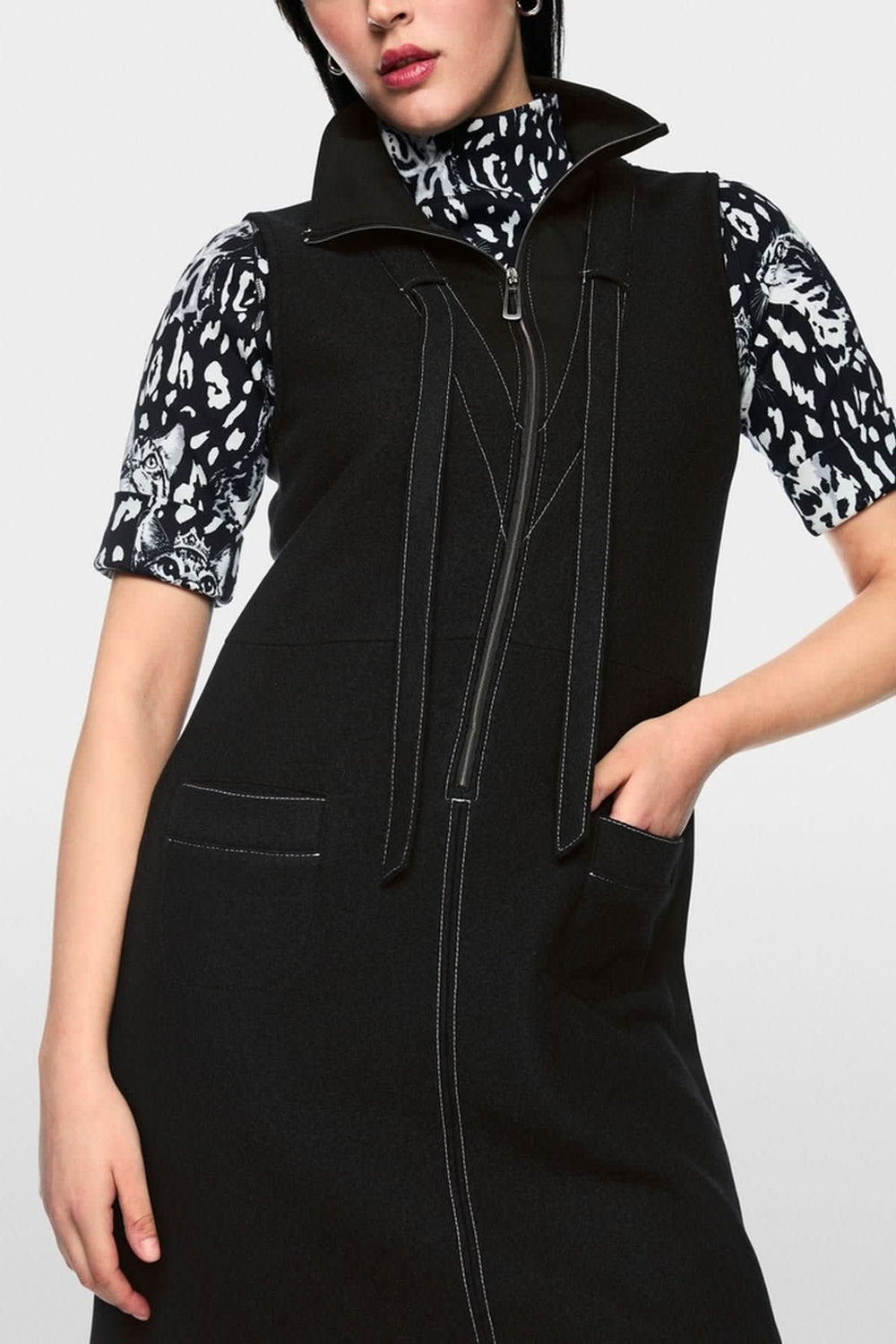 Robe courte à demi-zip et surpiqûres contrastantes vue de face pour femme Marc Cain