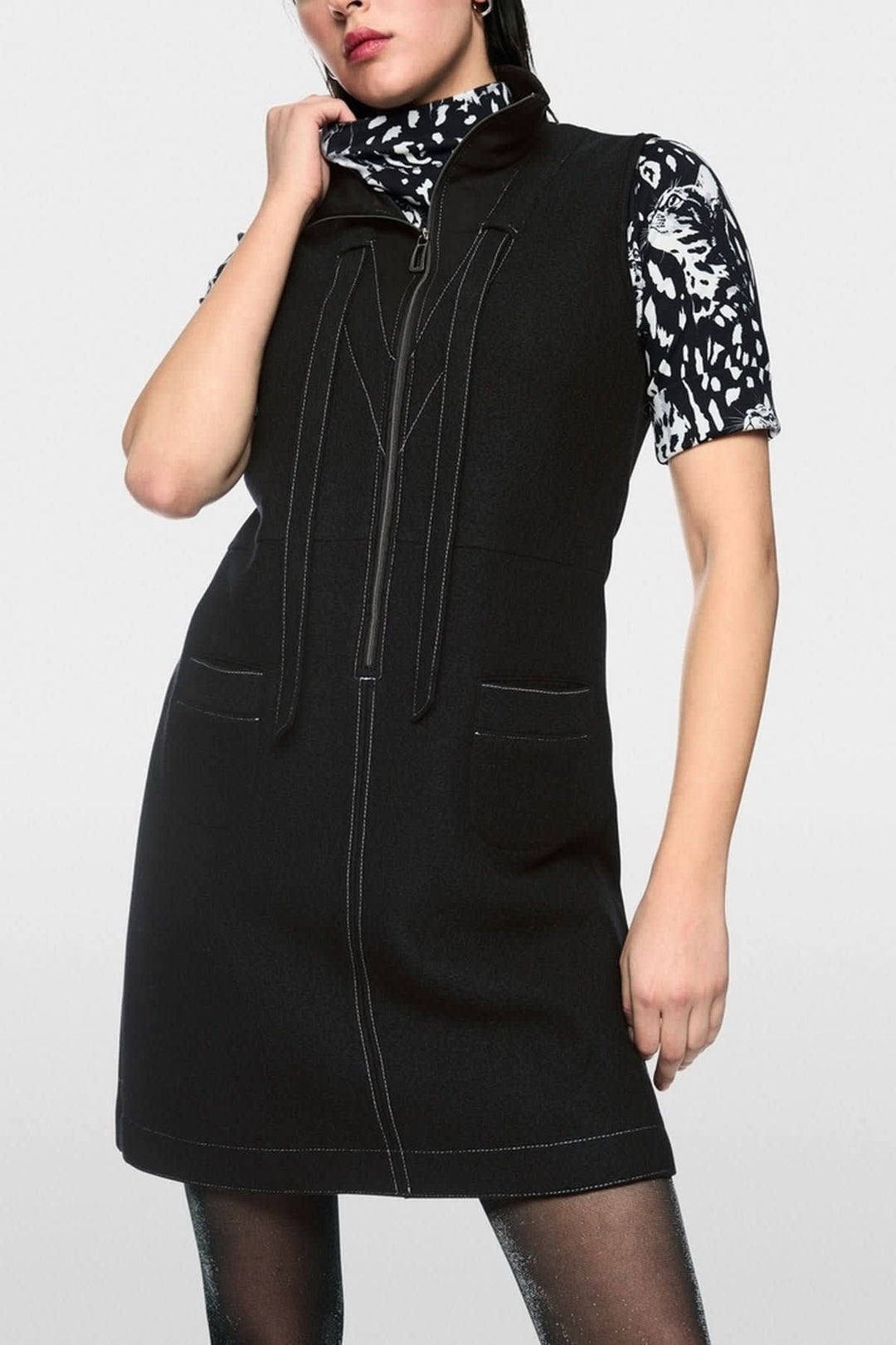 Robe courte à demi-zip vue de face pour femme Marc Cain