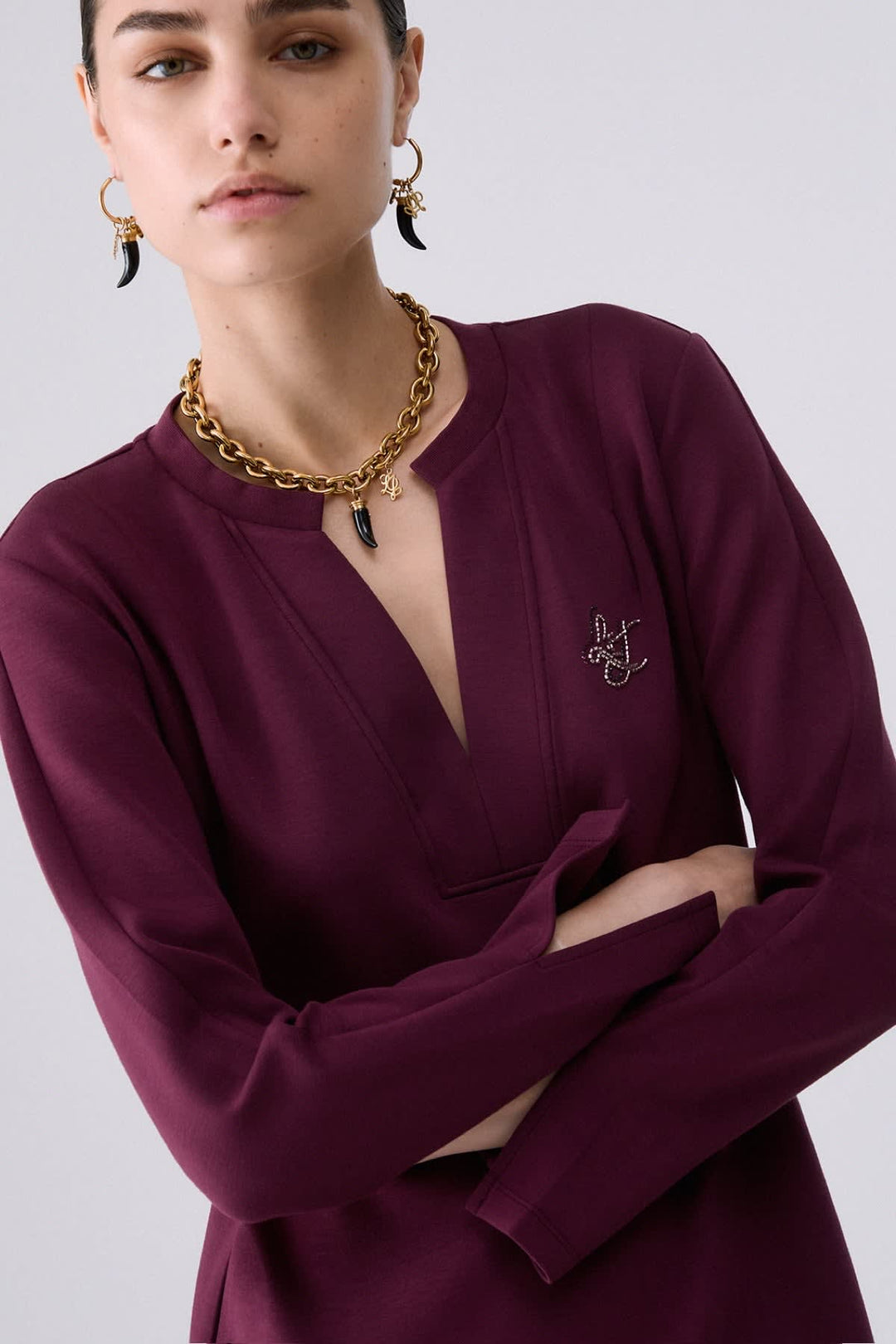 Robe courte à encolure en V et manches longues vue de face pour femme liujo