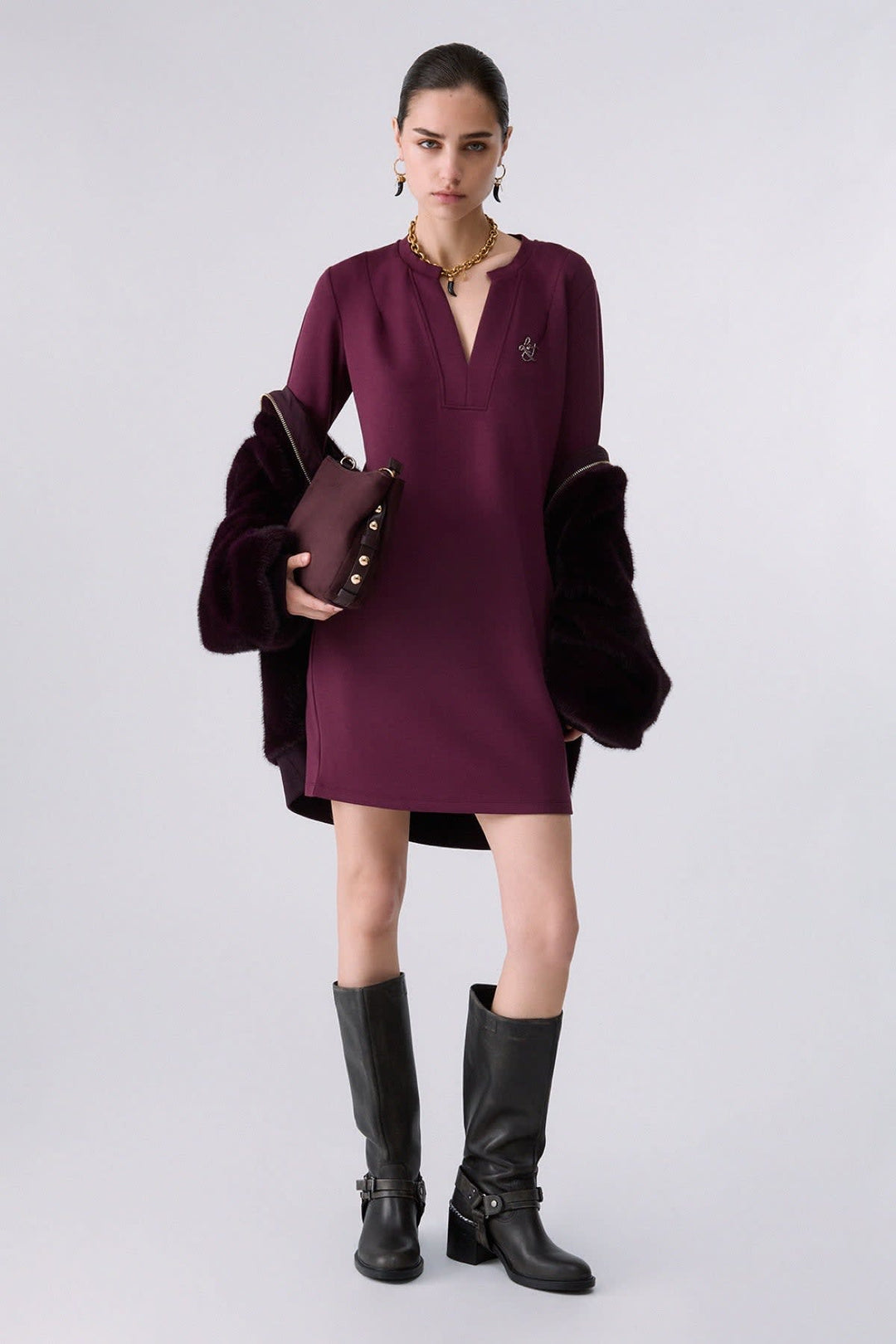 Robe courte à encolure en V et manches longues vue de face pour femme liujo