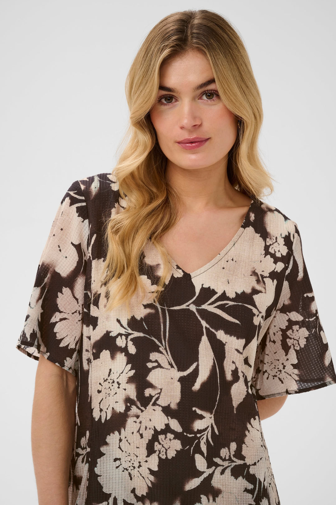 Vue de face robe courte à fleurs Cream pour femme, couleur bleu avec manches bouffantes - Valérie Simon