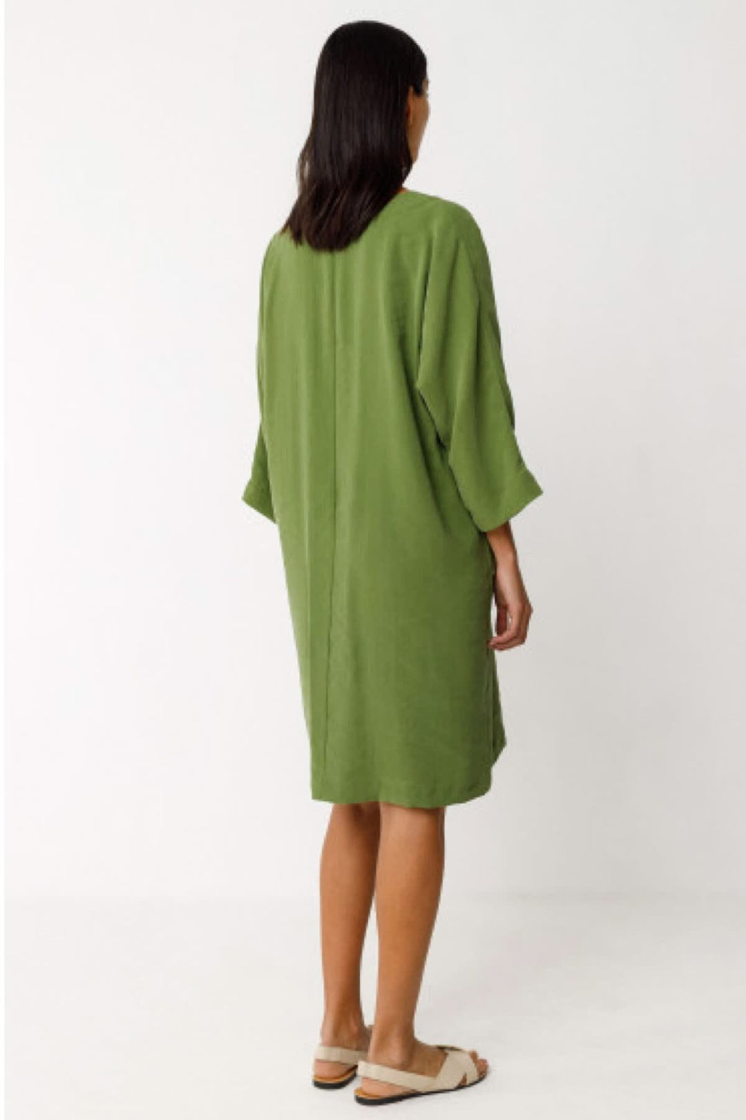 Vue de face robe courte NIKOLE SKFK pour femme bleue avec ceinture et manches larges - Valérie Simon
