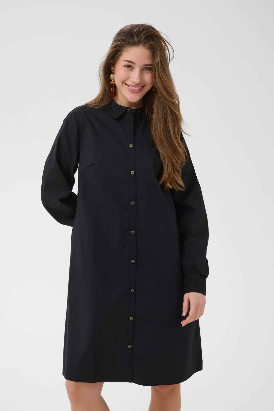 Vue de face robe chemisier Cream pour femme beige avec manches courtes et ceinture - Valérie Simon