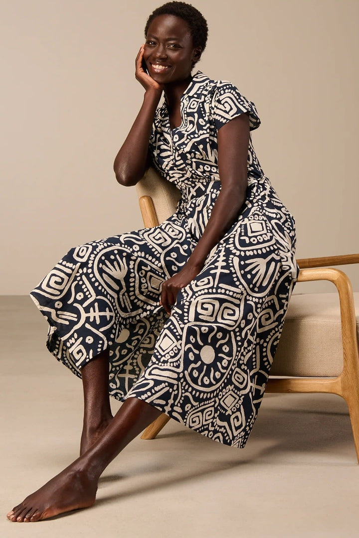 Vue de dos robe longue imprimée Nile pour femme rouge avec ceinture à la taille - Valérie Simon