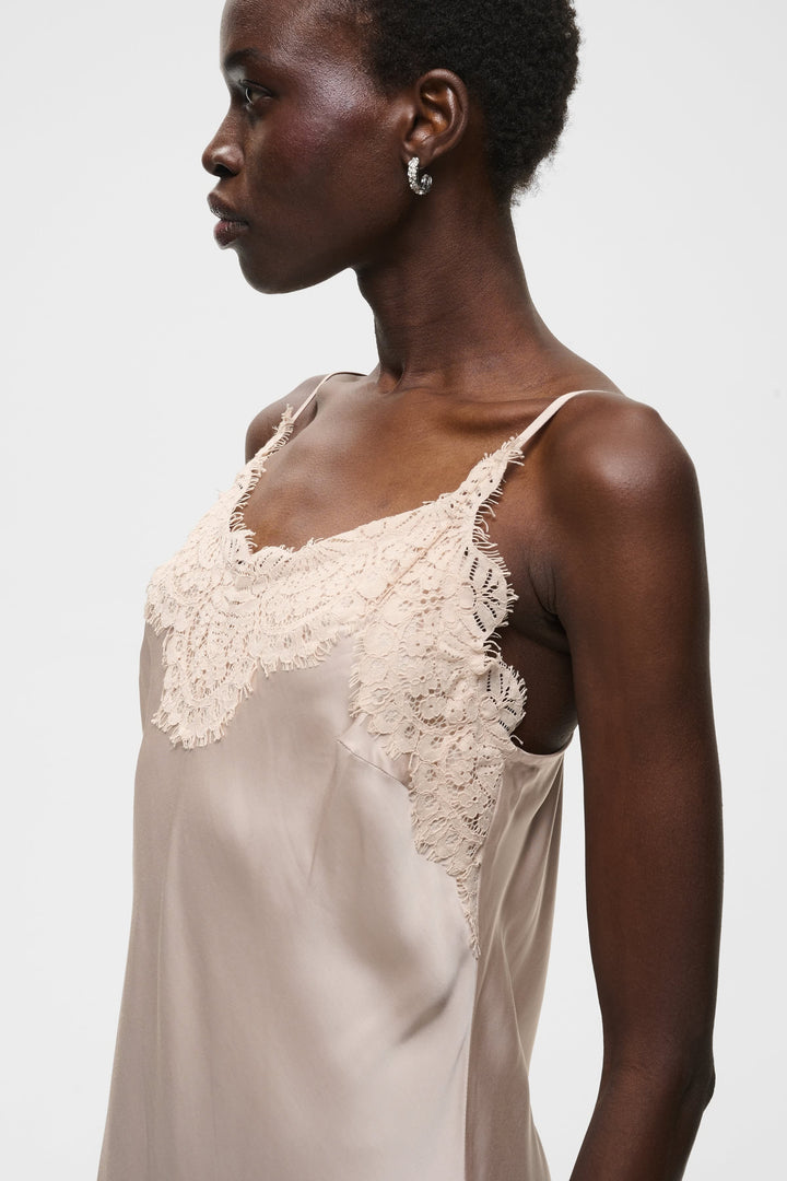 Robe midi satinée à dentelle florale vue de face pour femme Inwear