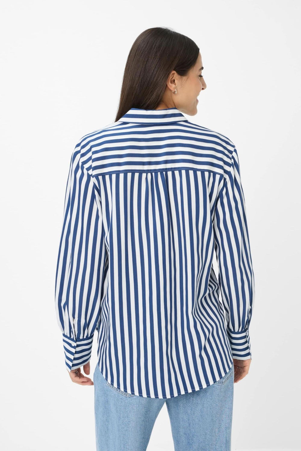 Chemise Vic à rayures verticales, vue arrière, avec un col chemise classique et des poignets larges.