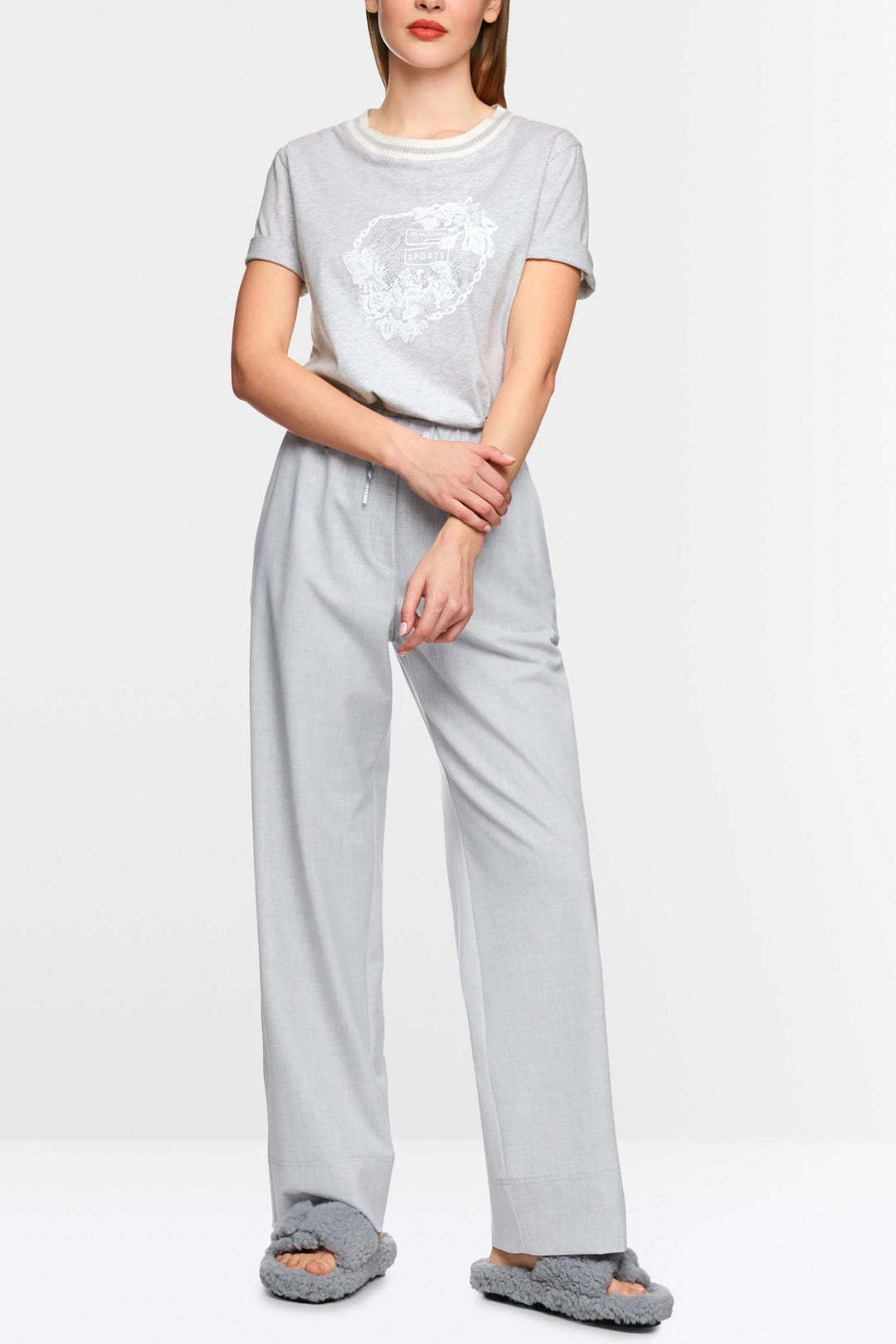 T-shirt gris à imprimé avec pantalon large, confortable pour un look décontracté et élégant.