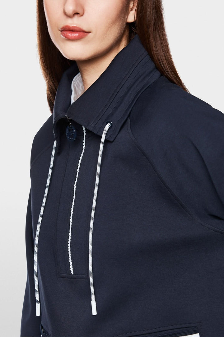 Chandail zippé ample avec col à cordon de serrage, mélange coton doux, coloris bleu marine.