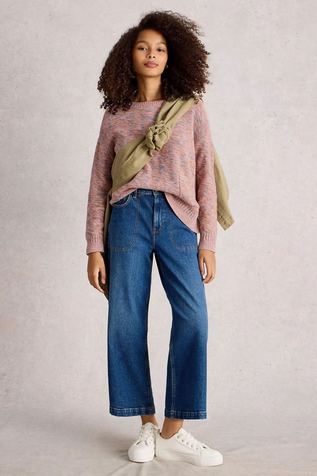 Chandail Victoria avec effet chiné multicolore, porté avec un jean large pour un look casual chic.