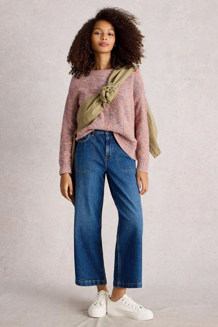 Chandail Victoria avec effet chiné multicolore, porté avec un jean large pour un look casual chic.