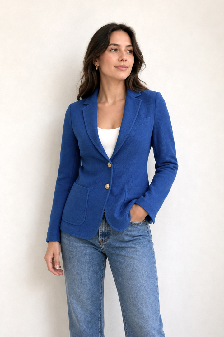 Textured blazer with contrasting buttons