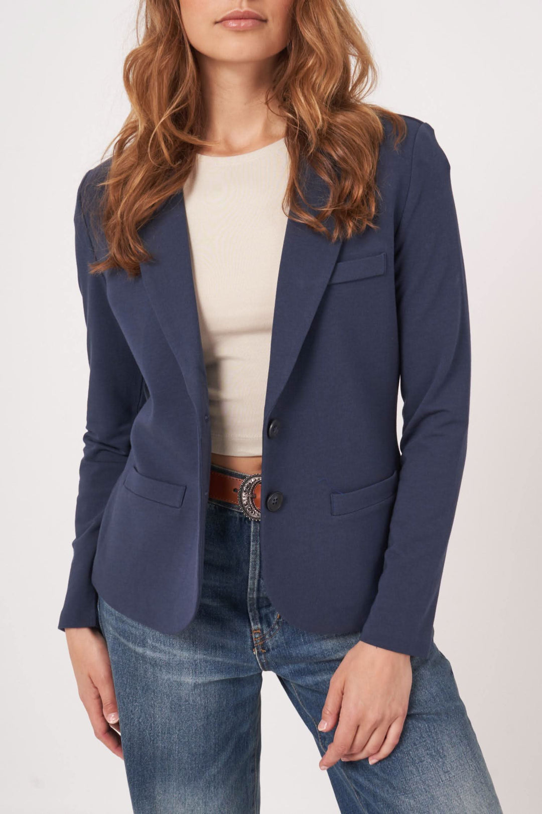 Veston en jersey stretch, coupe cintrée, parfait pour un style casual-chic et les journées actives.