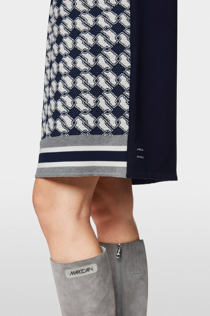 Robe imprimée à motif graphique, tricotée en Allemagne, offrant confort et style contemporain.