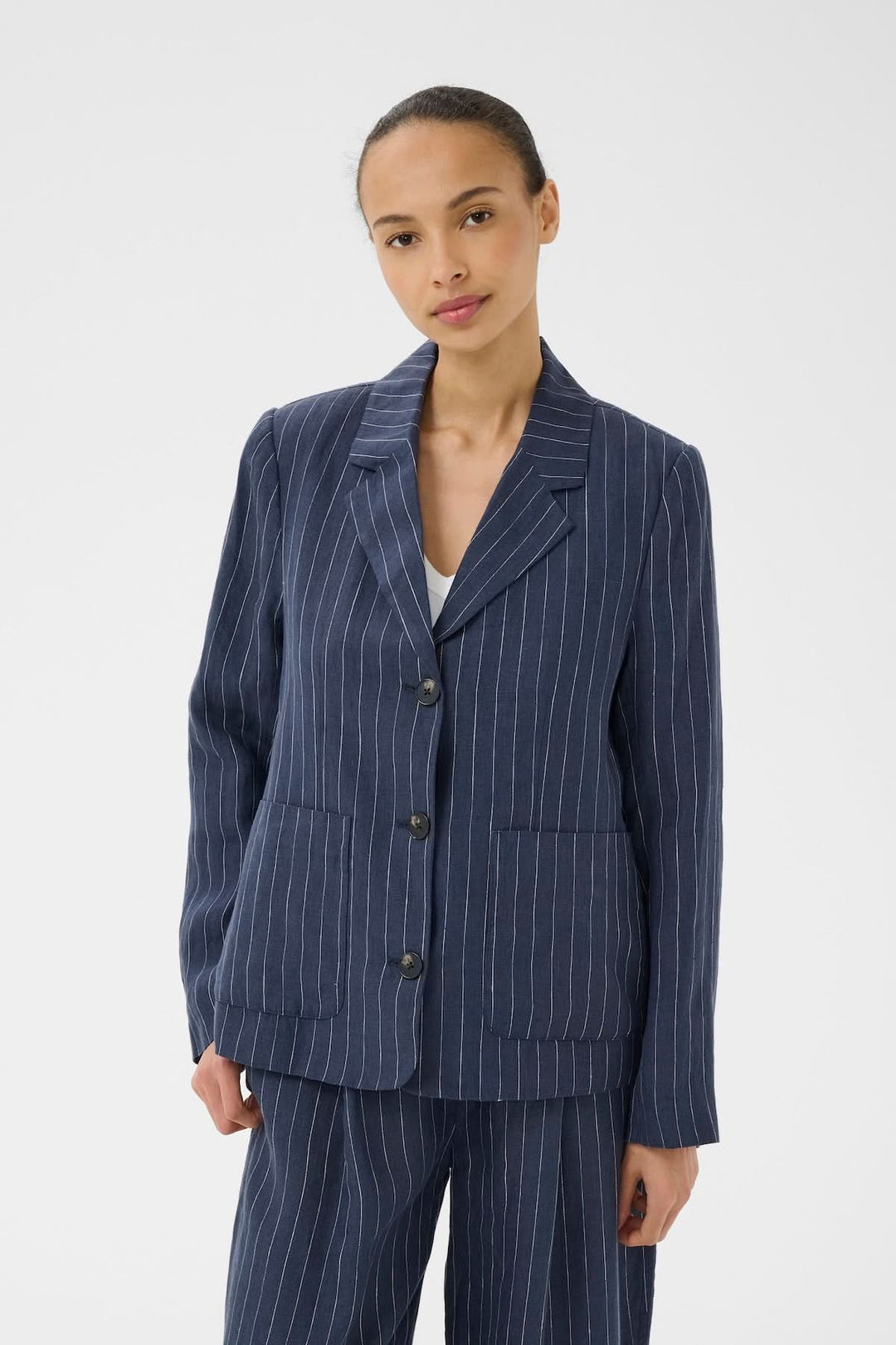 Veste en lin Alita bleu à rayures verticales avec col tailleur classique et poches plaquées.