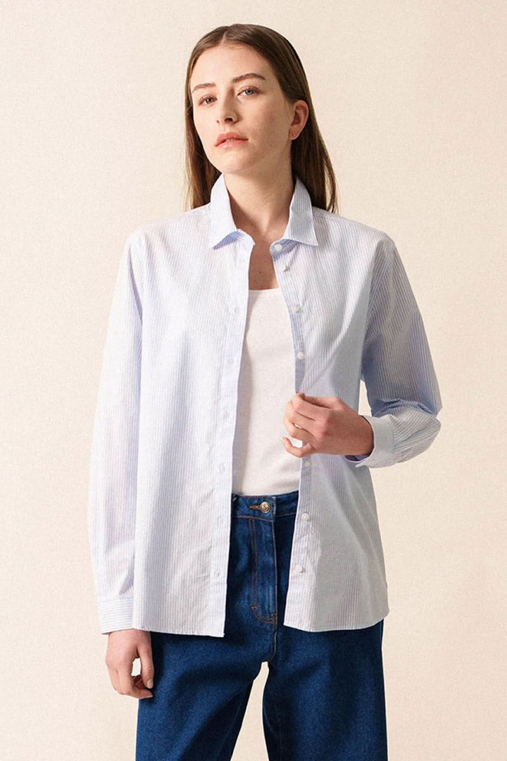 Chemise rayée Léna en coton, coupe droite, manches longues, style décontracté et élégant.