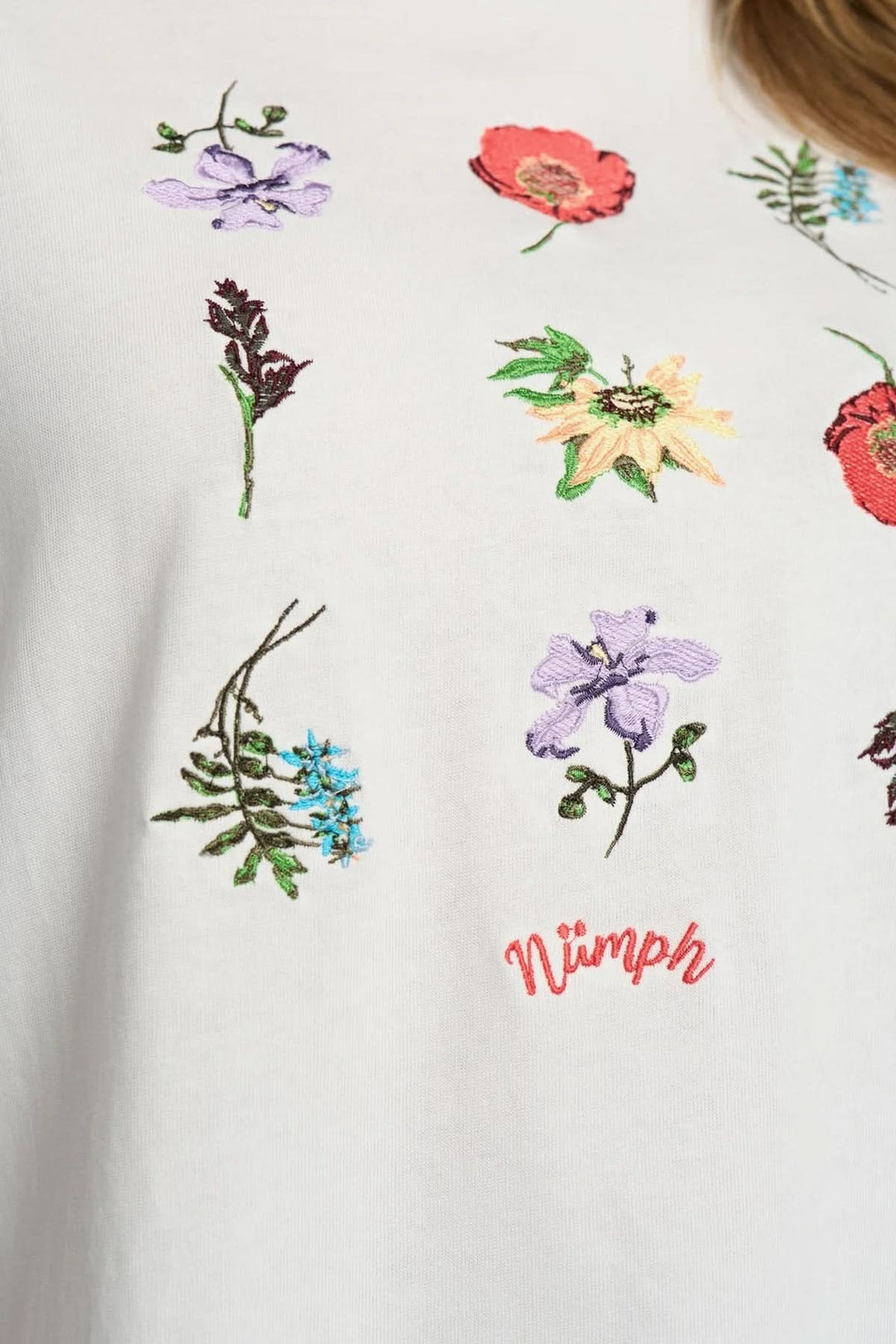 T-shirt à broderies florales avec motifs colorés sur fond blanc pour un style féminin et moderne