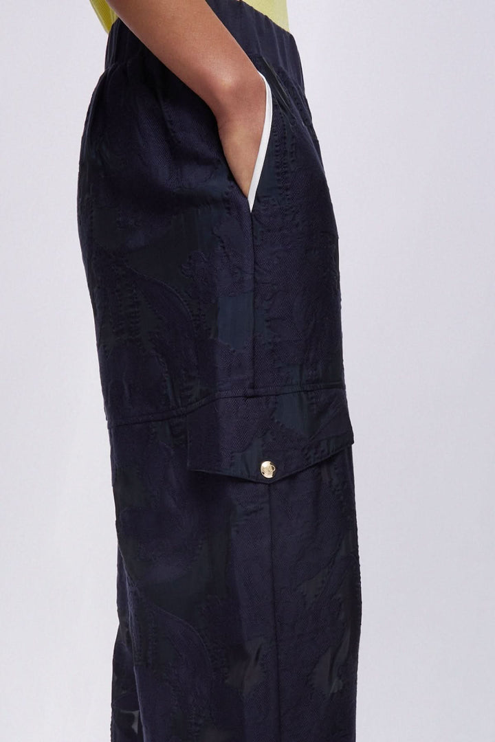 Loose-fitting joggers with cargo pockets