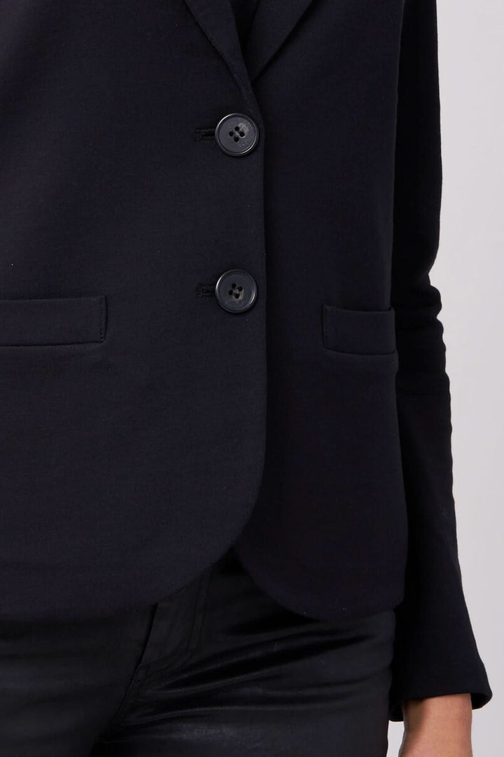 Veston en jersey stretch noir avec boutons, idéal pour un look casual-chic et confortable.