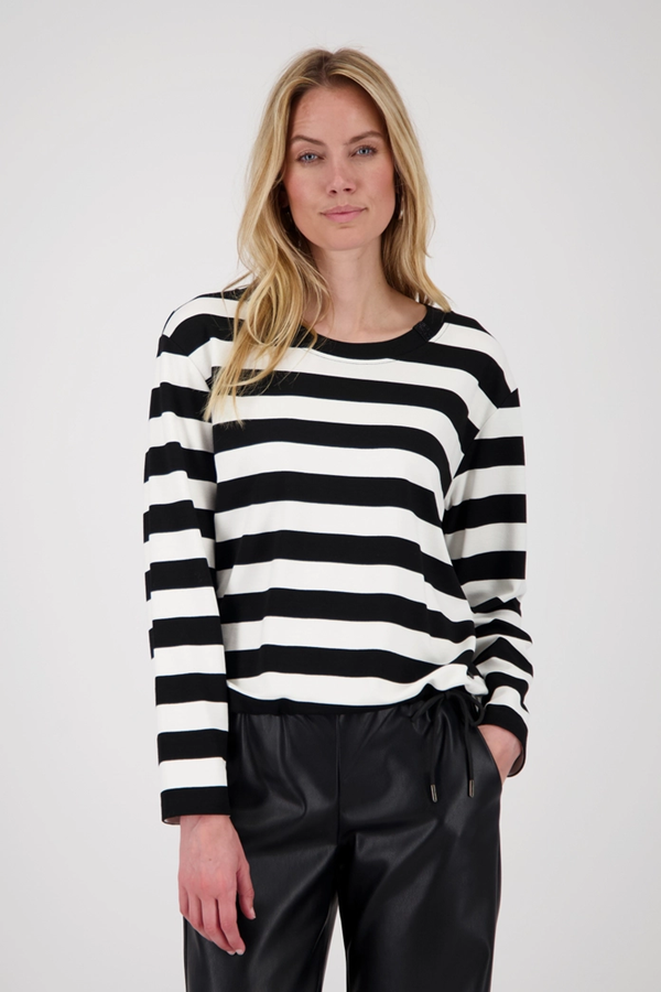 Chandail motif rayé avec rayures larges noires et blanches, coupe droite, manches longues et col rond.