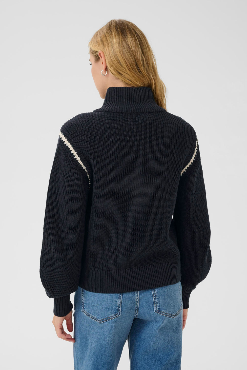 Veste Semra à col montant, coupe droite, maille épaisse et finitions contrastées, vue arrière.