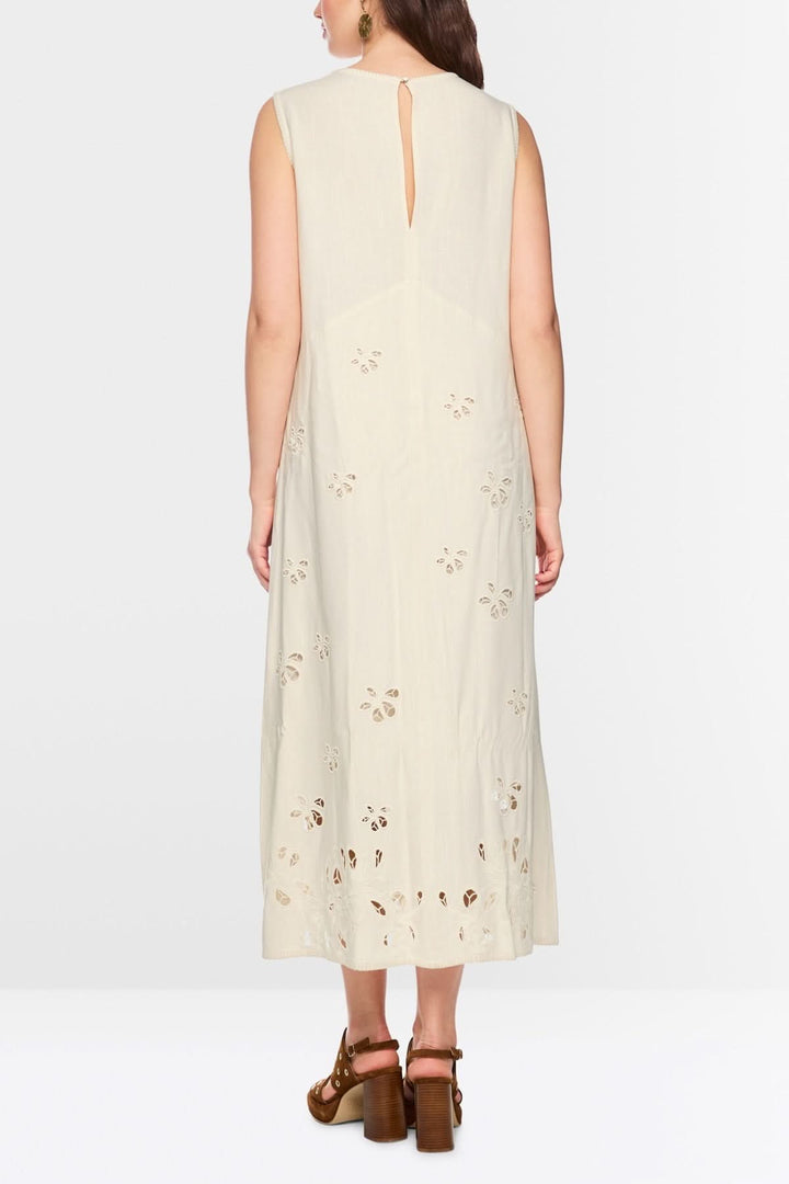 Vue arrière d'une robe longue fluide à broderies délicates, coupe droite et sans manches, idéale pour la belle saison.