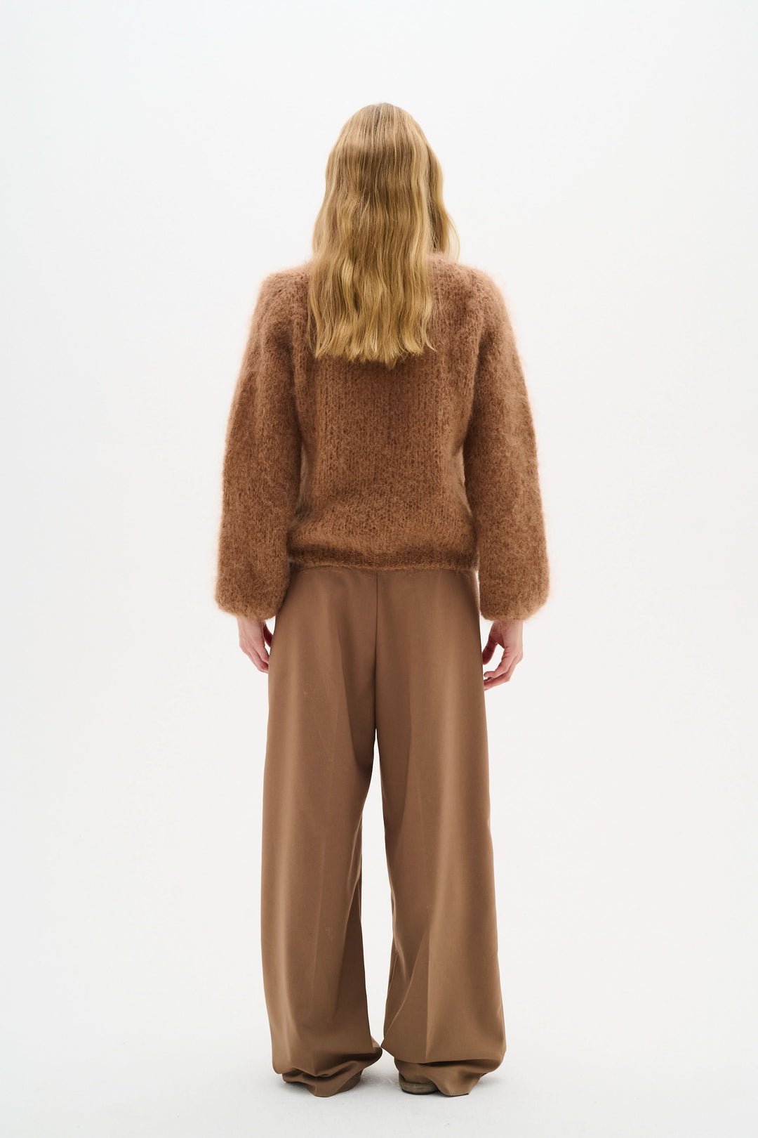 Chandail Jetra en maille duveteuse avec encolure ronde, porté avec un pantalon fluide marron.