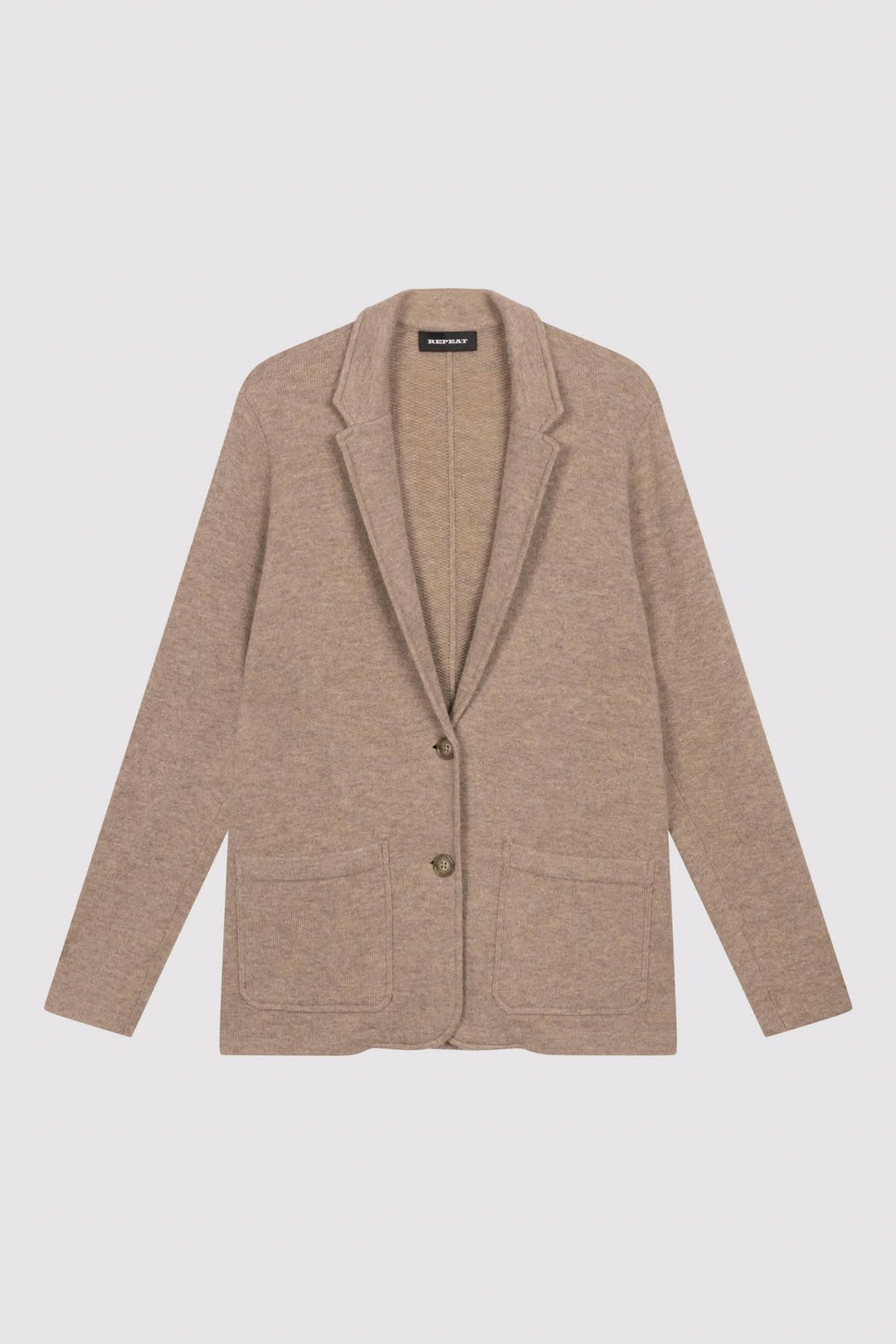 Veston en maille beige, doux mélange de laine et cachemire, coupe droite et poches plaquées, moderne et élégant.