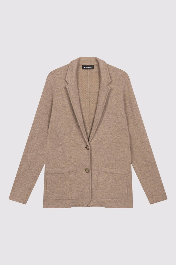 Veston en maille beige, doux mélange de laine et cachemire, coupe droite et poches plaquées, moderne et élégant.