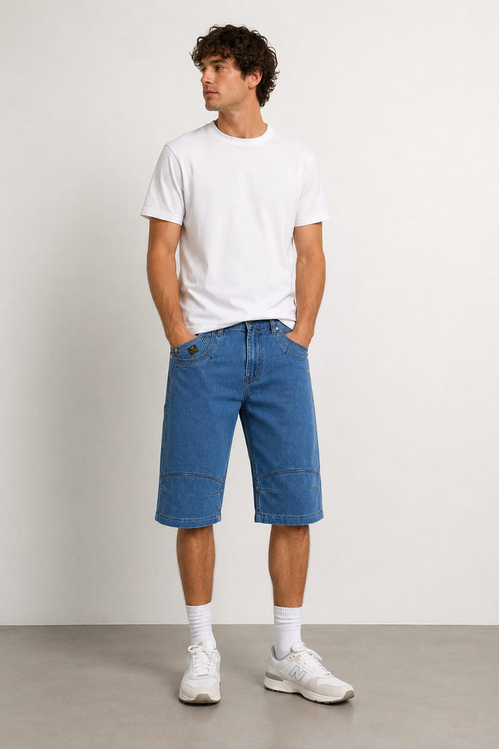 Vue de côté short en denim extensible Black Bull pour homme bleu avec poche arrière - Valérie Simon