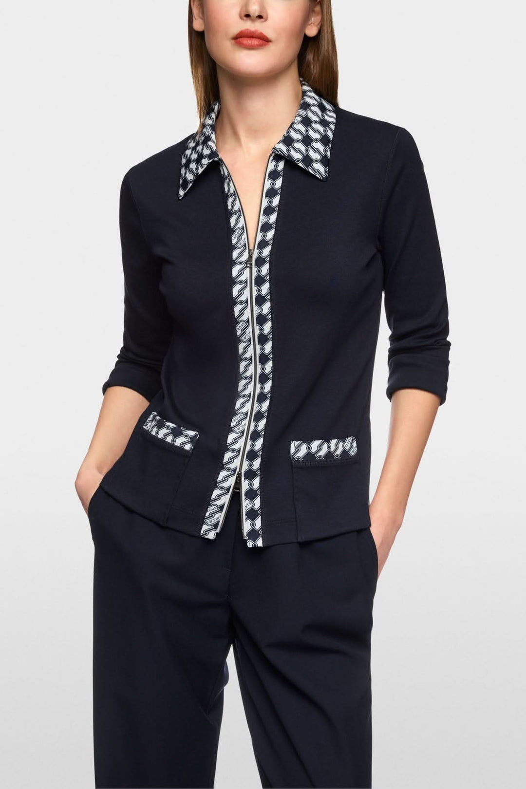 Veste cintrée en jersey stretch à motif graphique cubes, avec col et poches plaquées.
