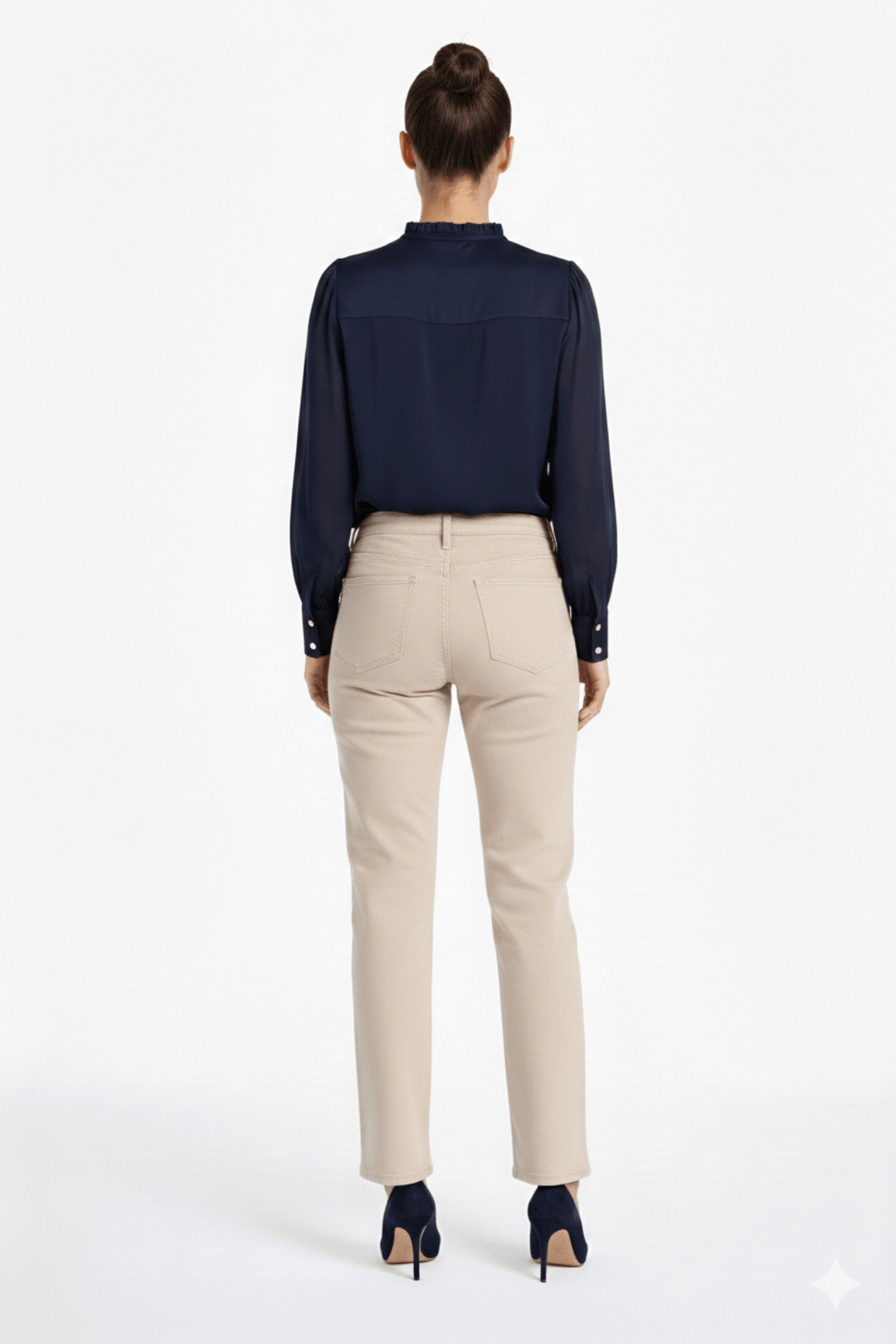 Jeans coupe droite beige vus de dos, longueur écourtée et taille mi-haute, avec passants pour ceinture.