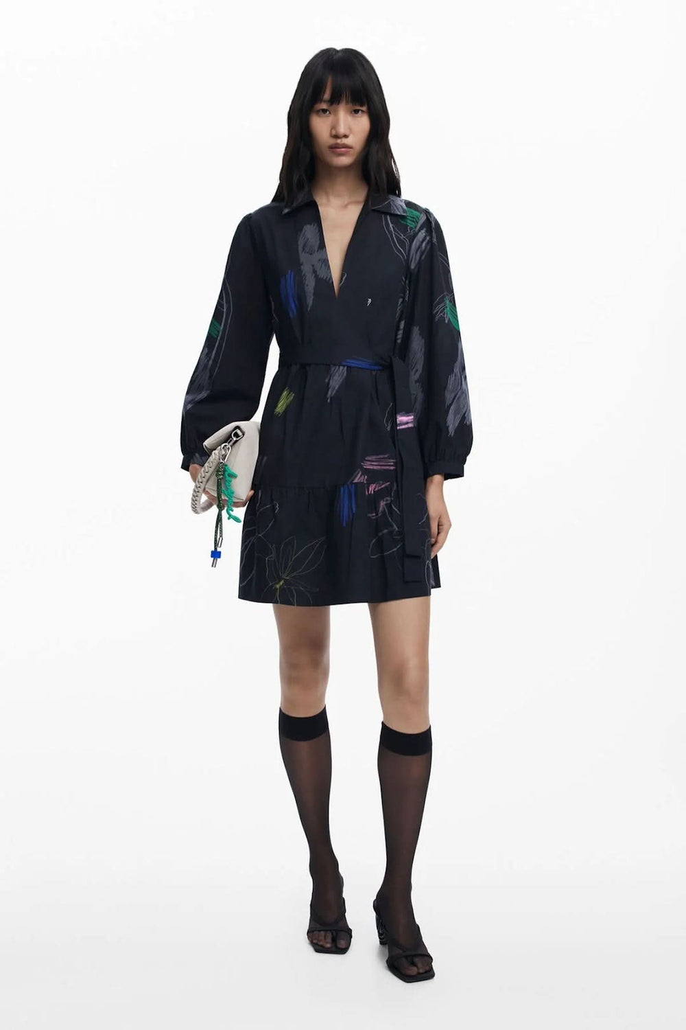 Robe chemise courte à imprimé artistique, encolure V, ceinture ton sur ton, manches bouffantes, style contemporain.