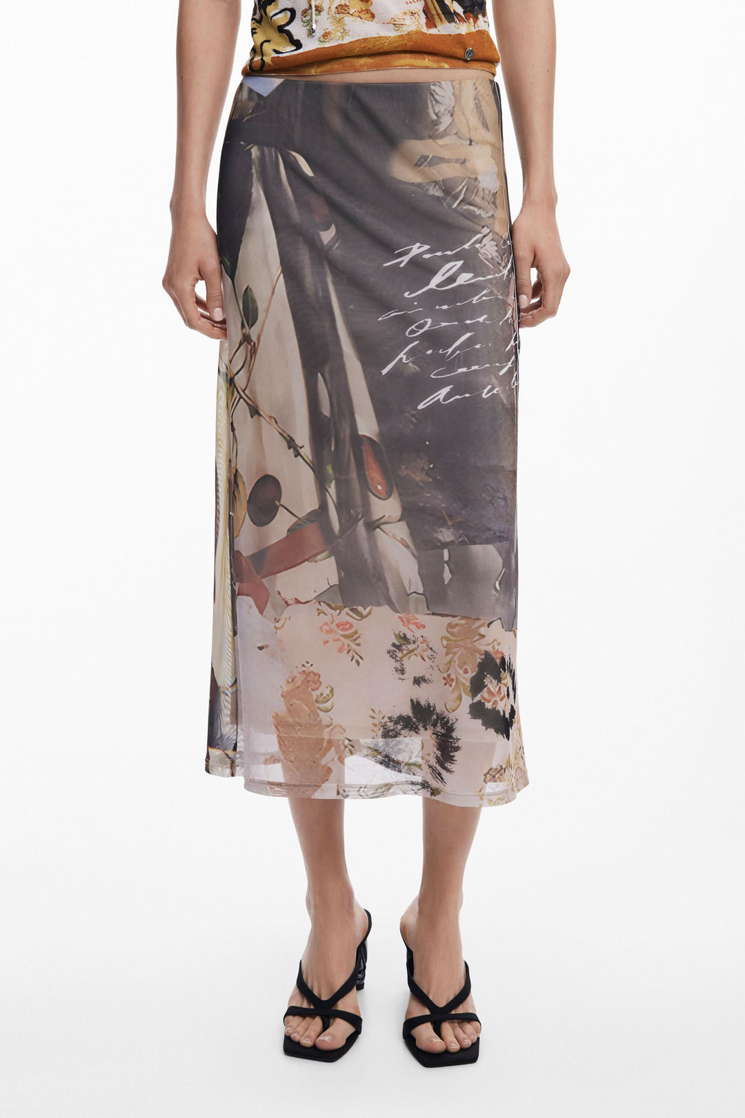 Jupe en tulle collage avec imprimé artistique abstrait et floral, coupe fluide pour une élégance contemporaine et aérienne. Taille élastique.