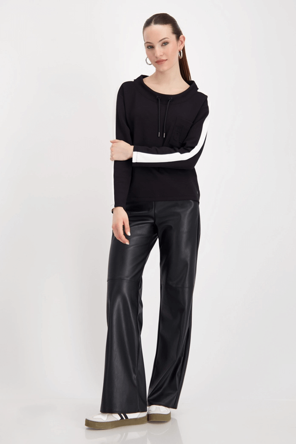 Femme portant un chandail à rayures avec manches longues, col à cordons, et bandes contrastantes, pour un style sport-chic.