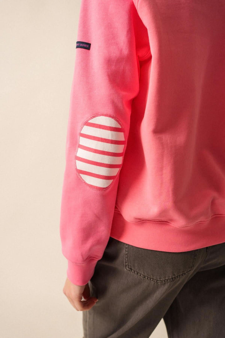Sweat rose avec coudières rayées sur manches, col rond et style décontracté, idéal pour un look casual.