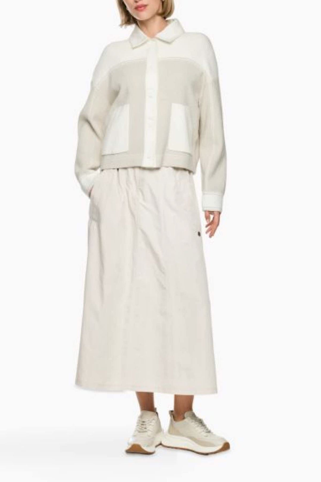 Vue de côté surchemise en maille beige texturée Marc Cain pour femme avec détails boutons - Valérie Simon