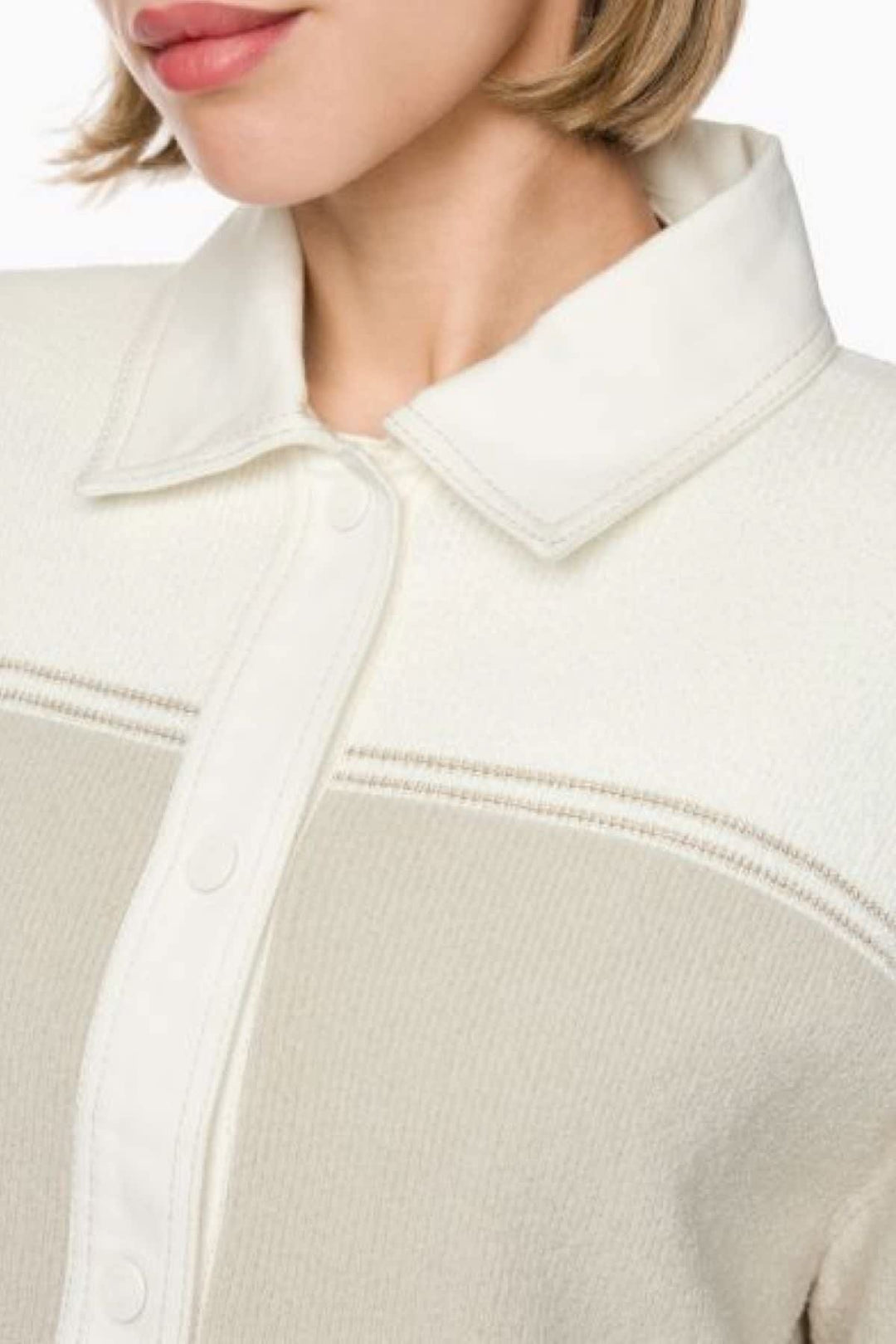 Vue de côté surchemise Marc Cain pour femme beige à maille texturée avec poches et boutons - Valérie Simon