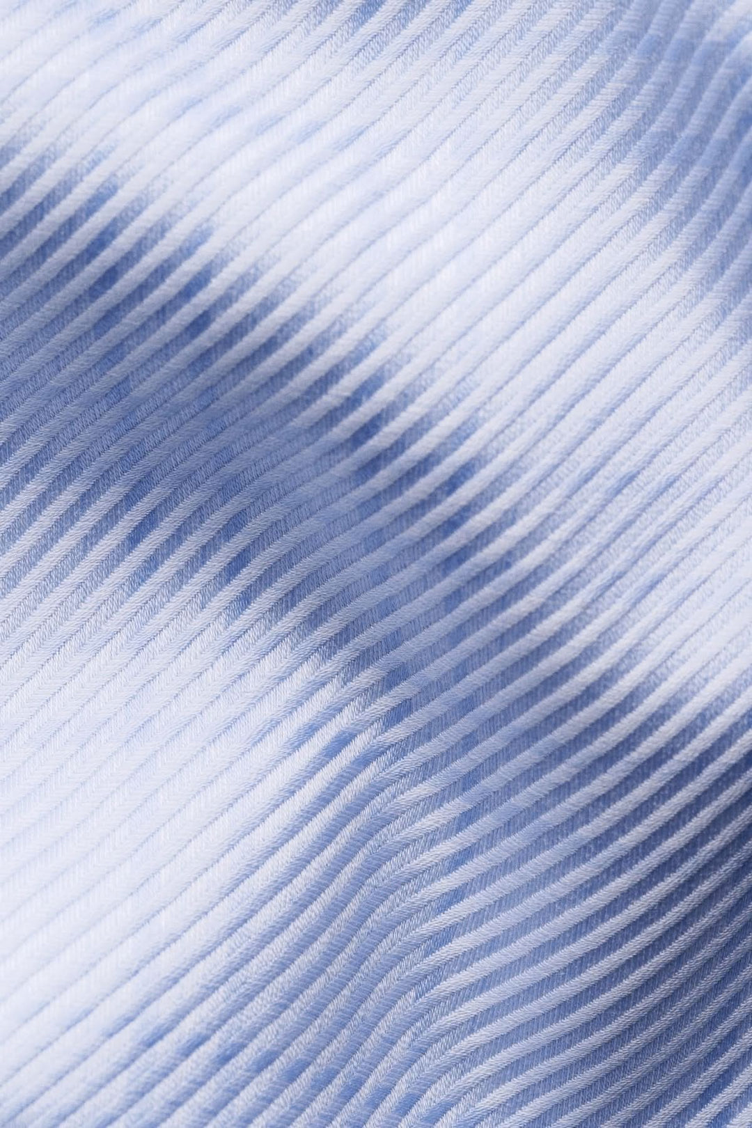 Texture de la chemise en coton bleu clair à carreaux fins avec effet diagonale pour une élégance moderne.