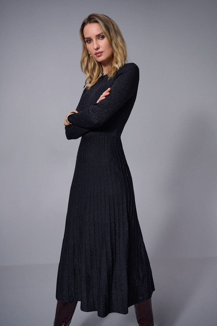 Robe élégante en tricot noir à manches longues, avec une jupe fluide et une encolure ronde, parfaite pour l'automne/hiver.