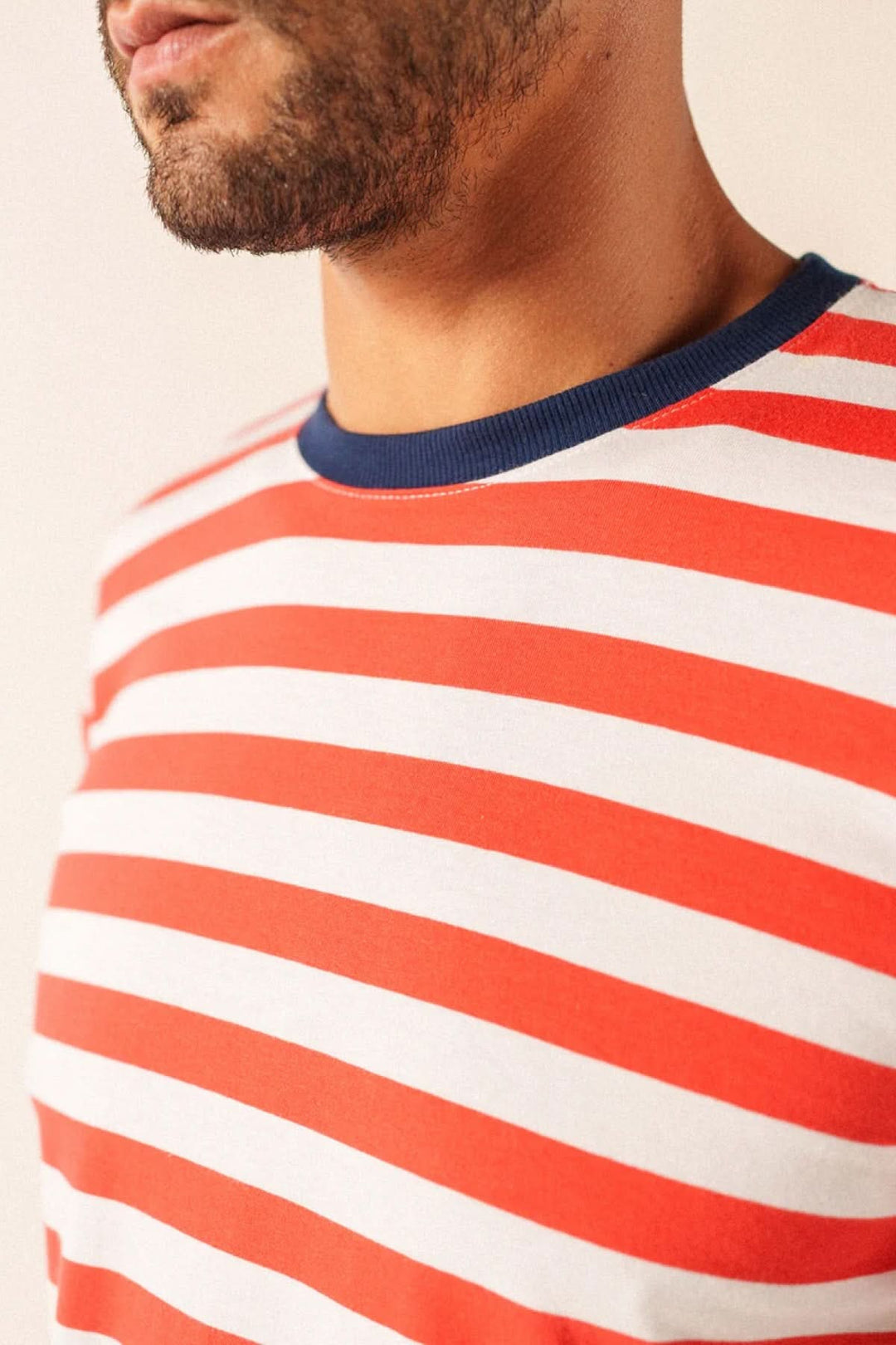 Homme portant un T-shirt Audierne rayé rouge et blanc avec encolure contrastée